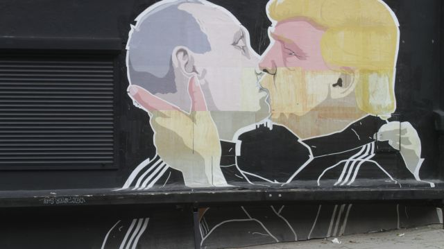 Ein Graffito von Donald Trump und Wladimir Putin, das zeigt, wie sie sich kÃ¼ssen