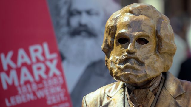 03.06.2018, Rheinland-Pfalz, Worms: Ein Umzugsteilnehmer trÃ¤gt eine Karl-Marx-Maske beim Umzug auf dem Rheinland-Pfalz-Tag