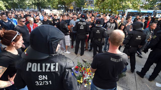  Polizisten und BÃ¼rger stehen nach dem Abbruch des Stadtfestes Chemnitz an der Stelle, wo es in der Nacht zum Sonntag zu einem Ã¶flichen Streit kam.