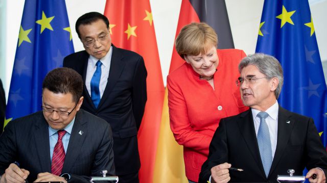 Bundeskanzlerin Angela Merkel (CDU) und Chinas MinisterprÃ¤sident Li Keqiang stehen bei der Zeichnungszeremonie bei den 5. deutsch-chinesischen Regierungskonsultationen hinter Joe Kaeser (2.vr), Vorstandsvorsitzender der Siemens AG und dem Vorsitzenden der State Power Investment, Gian Zhimin.