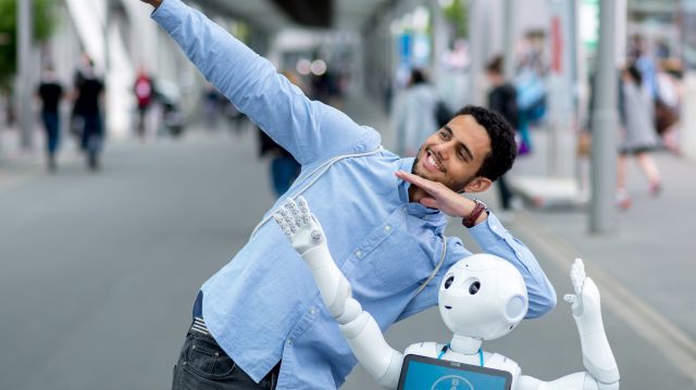 Jerome ist wÃ¤hrend der Digitalisierungsmesse Cebit mit dem Roboter Bobby von Aussteller Bayer auf dem MessegelÃ¤nde unterwegs.