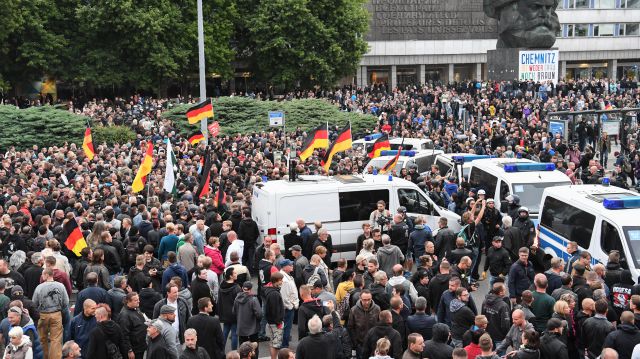 Teilnehmer der Demonstration von AfD und dem auslÃ¤nderfeindlichen BÃ¼ndnis Pegida, der sich auch die Teilnehmer der Kundgebung der rechtspopulistischen BÃ¼rgerbewegung Pro Chemnitz angeschlossen haben, ziehen zum Karl-Marx-Denkmal. 