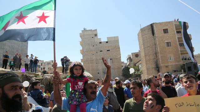 Demonstranten protestieren mit einer Flagge der Opposition gegen die erwartete MilitÃ¤roffensive der syrischen Armee auf die Rebellenhochburg in der Provinz Idlib. 