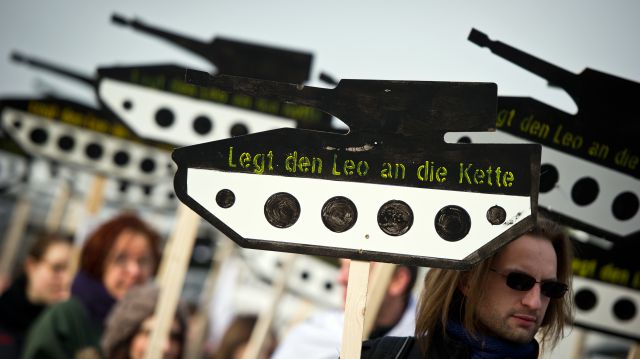 Kundgebung mit Panzer-Plakaten gegen die deutsche RÃ¼stungsindustrie vor dem Berliner Reichstag