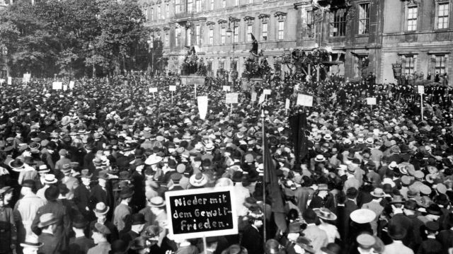 Demo gegen den Friedensvertrag 1919