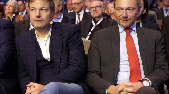 22.11.2018, Berlin: Christian Lindner (FDP, r), Vorsitzender und Robert Habeck (BÃ¼ndnis90/Die GrÃ¼nen), Vorsitzender, nehmen am Deutschen Arbeitgebertag 2018 teil. 
