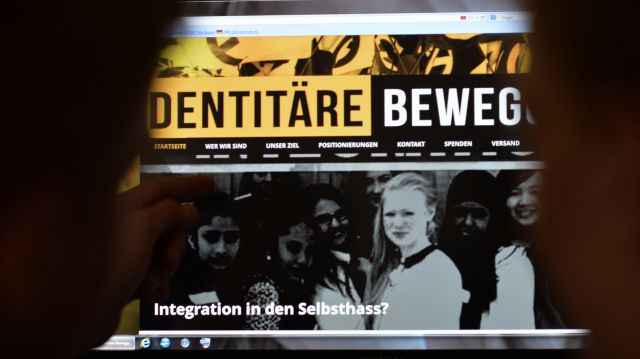 Jugendliche betrachten am 09.07.2013 in Berlin eine im rechten Bereich agierende Webseite. 