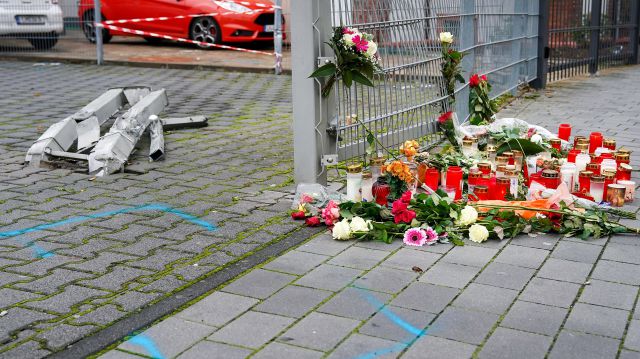27.10.2019, Hessen, Limburg An Der Lahn: Blumen und Kerzen liegen an der Stelle, an der eine 31-jÃ¤hrige Frau am Freitag getÃ¶tet wurde. Nach bisherigen Ermittlungen der Polizei hatte ein 34-jÃ¤hriger Mann seine Ehefrau zunÃ¤chst mit dem PKW angefahren und die am Boden liegende Frau anschliessend erschlagen.